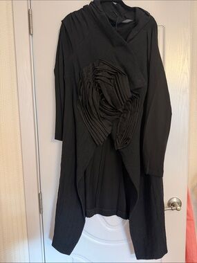 Black Women's Draped Pleat-Detail top. Made in Italy